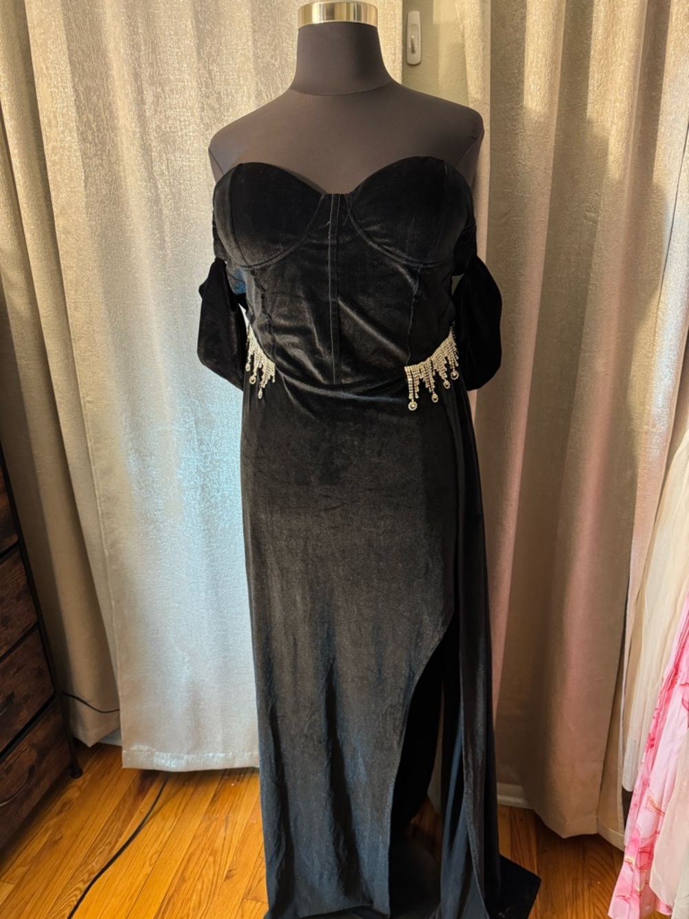 Elegant Black Strapless Velvet Evening Gown with Beaded Accents